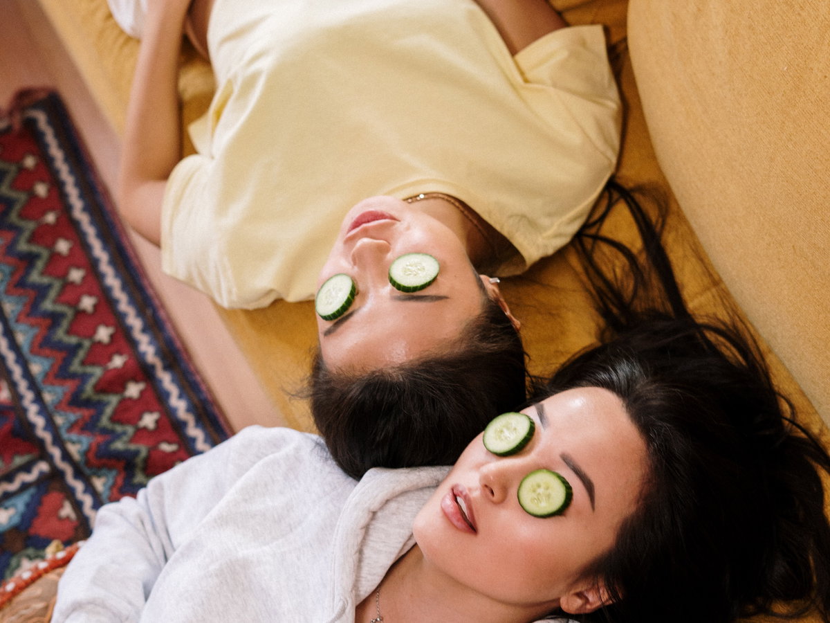 Frauen mit Gurken auf den Augen