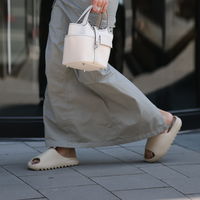 Eine beigefarbene Flip Flop-Alternative von Tamaris ist DAS Must-Have