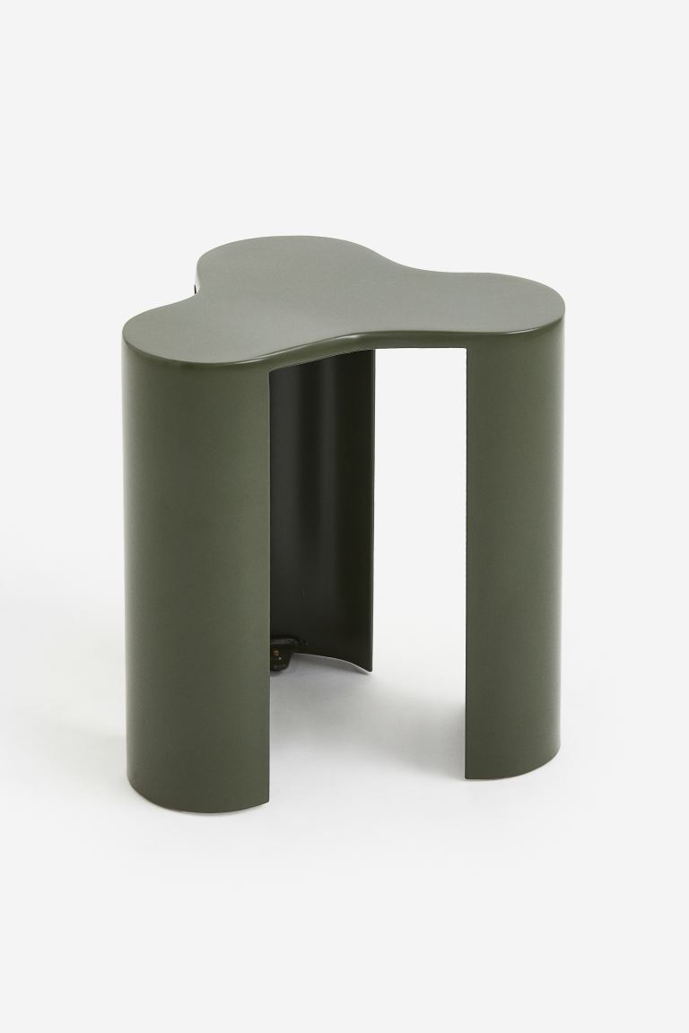 Dunkelgrüner Beistelltisch aus pulverbeschichtetem Metall von H&M Home, ca. 129 Euro