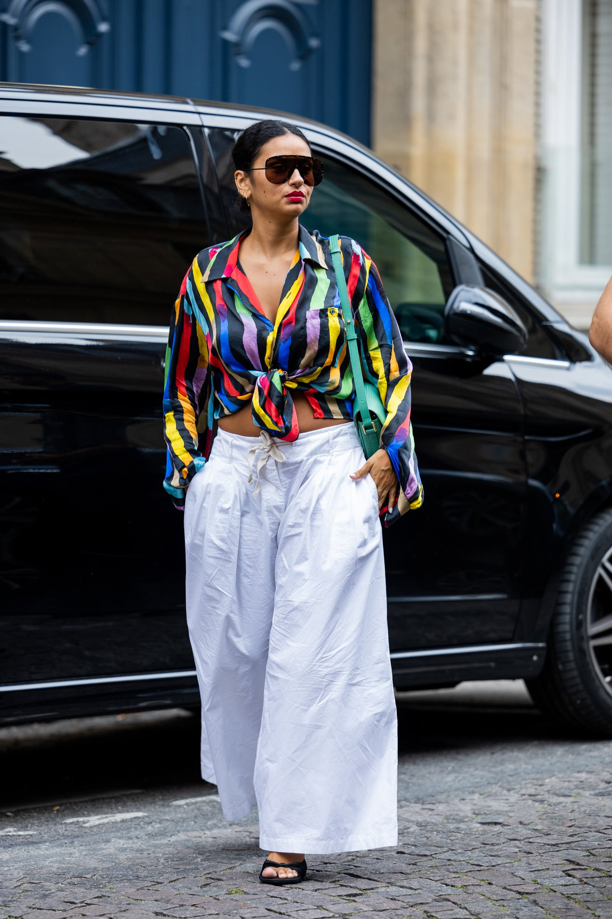 Frau mit bunter Bluse