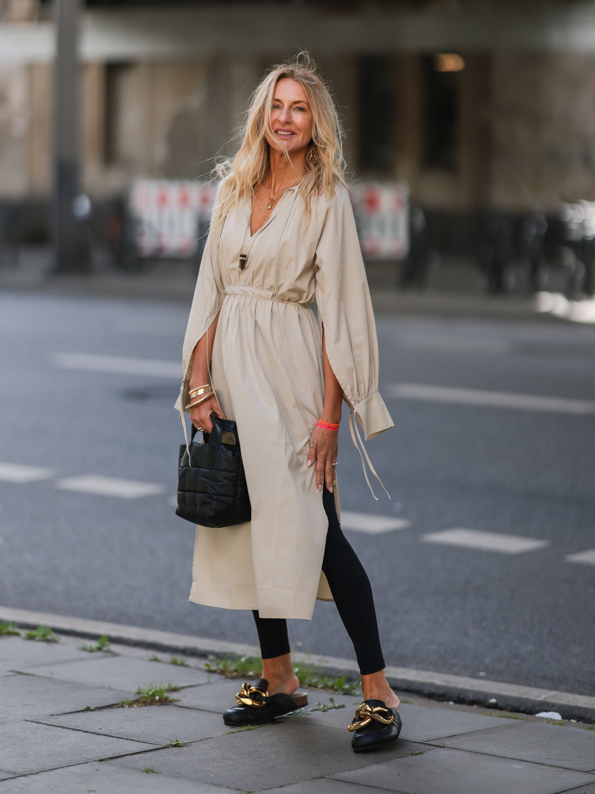 Frau mit Kleid und Leggings
