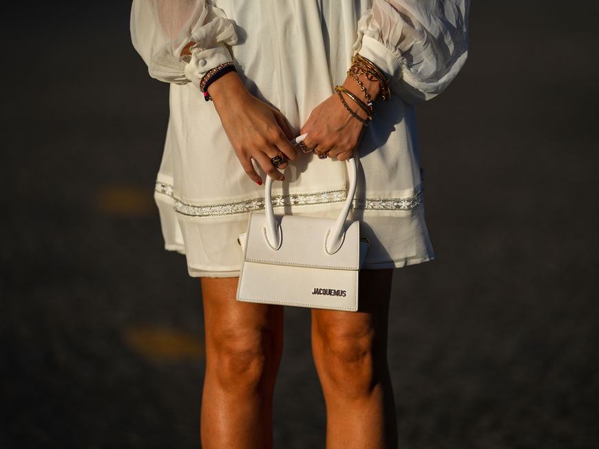 Streetstyle mit weißem Boho-Kleid