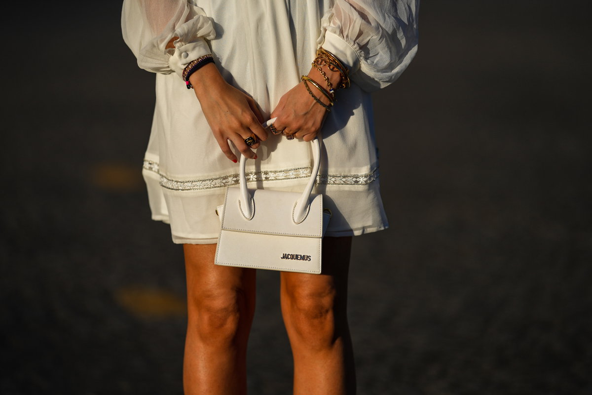 Streetstyle mit weißem Boho-Kleid