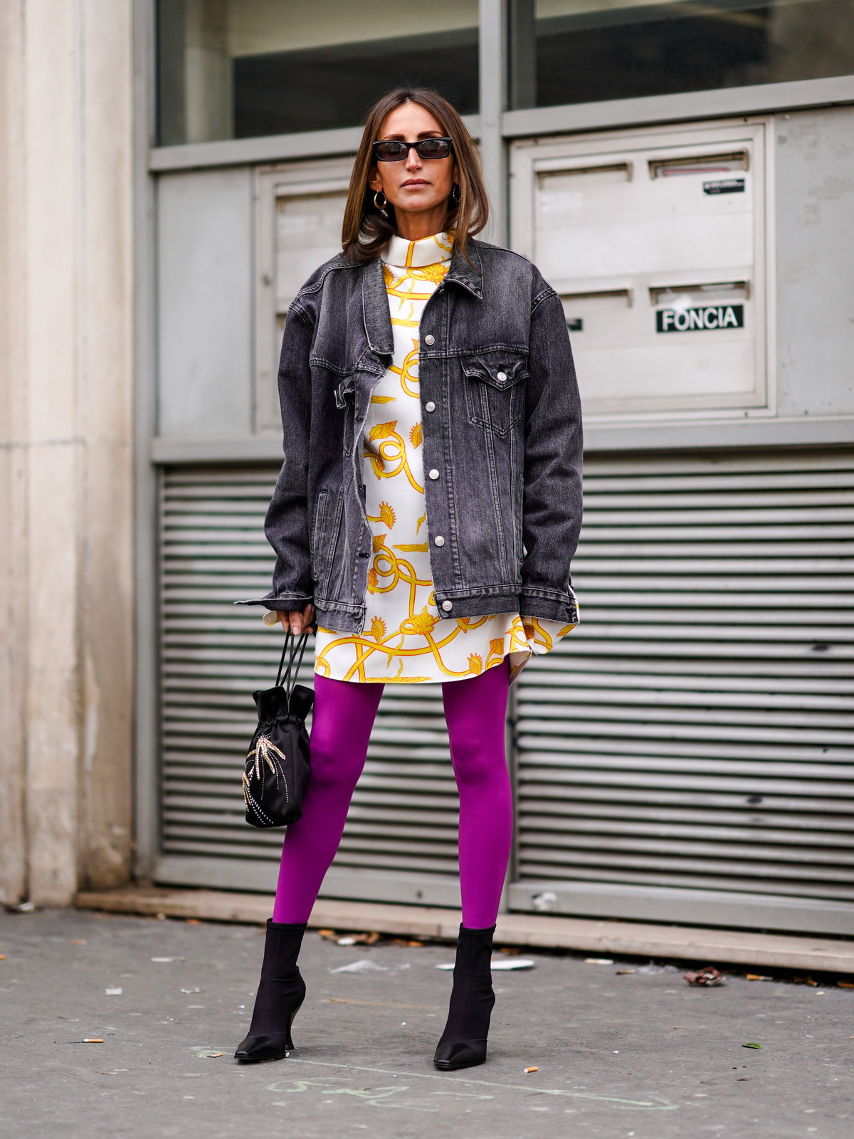Frau mit bunter Leggings und Kleid