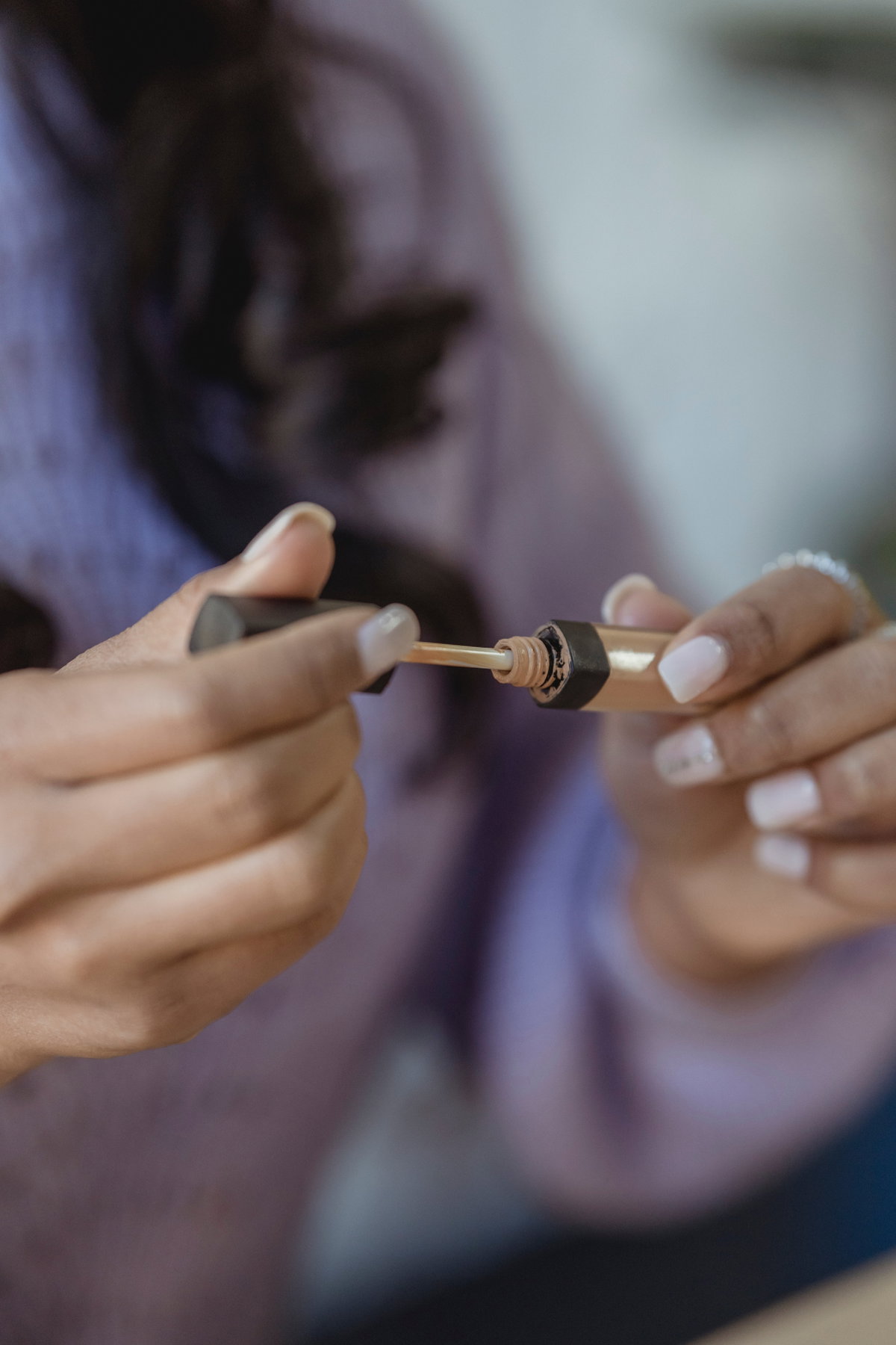 Frau haelt Concealer