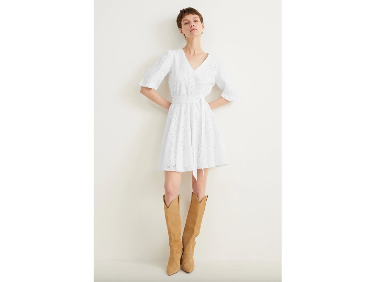 Weißes Minikleid mit Bindegürtel von C&A