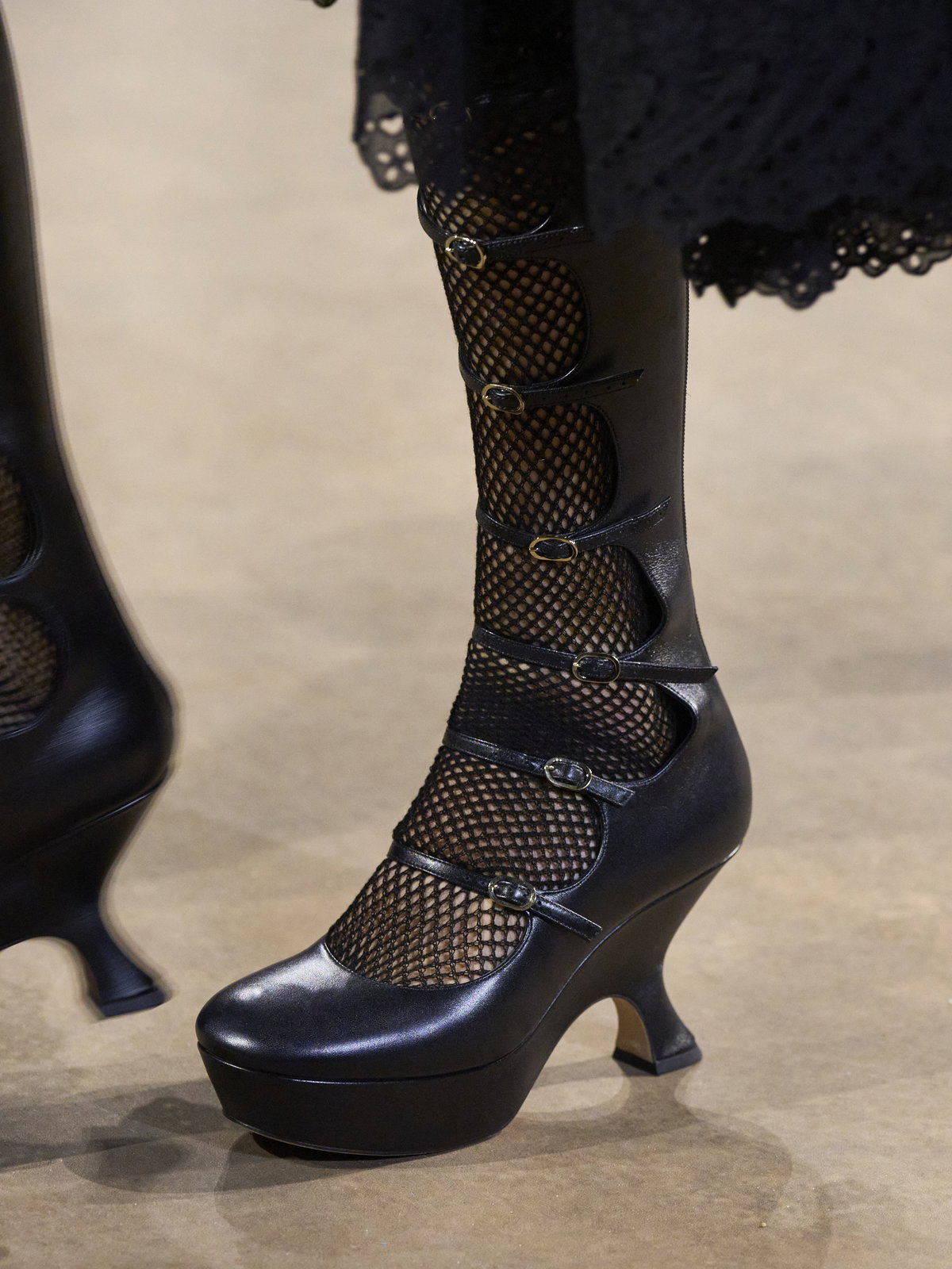 Dior Frühling Sommer 2023 Spangenschuhe im Neo-Gothic-Stil