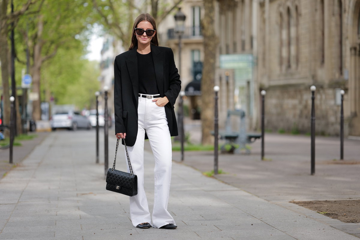 Eine Frau trägt einen Blazer und eine Jeans