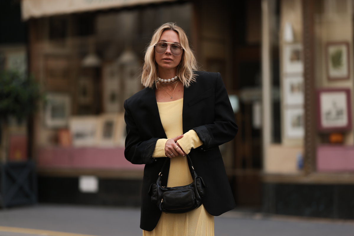 Frau trägt ein gelbes Kleid mit Blazer
