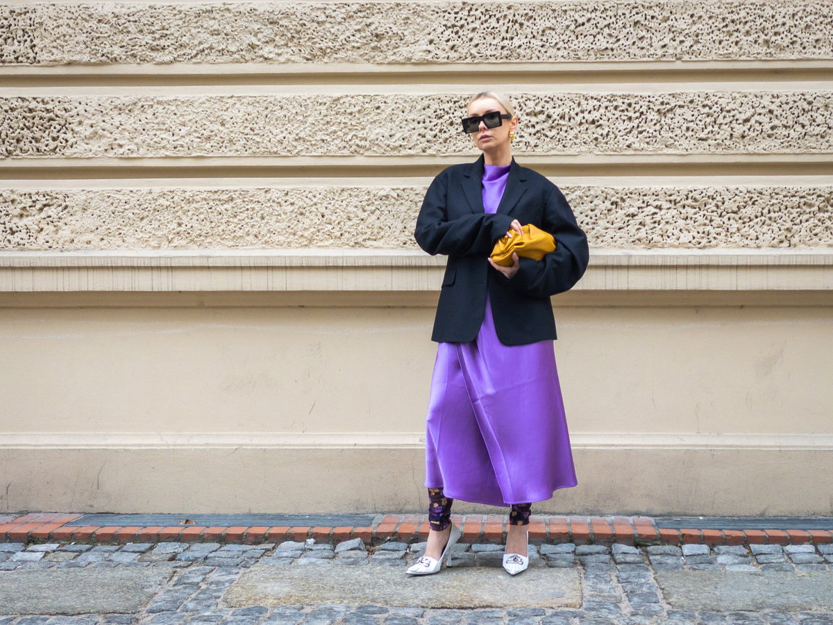 Frau mit Leggings und Kleid