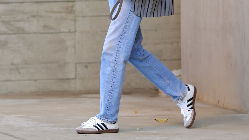 Sommer-Trends 2023: Diese Jeans sorgt mit weißen Sneakern für die längsten Beine, die du je hattest 