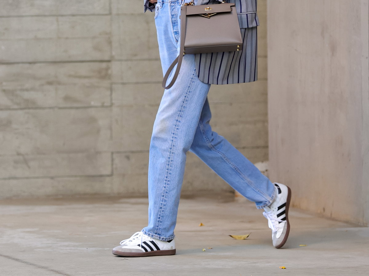 Elsa Hosk trägt Levis Jeans und weiße Adidas Samba