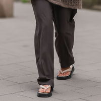 Diese beigefarbenen Flip-Flops bescheren dir tolle Beine