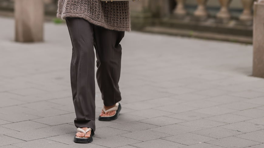 Diese beigefarbenen Flip-Flops bescheren dir tolle Beine