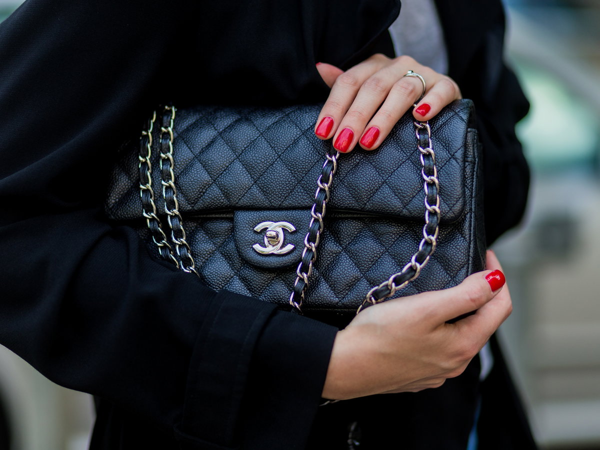 Frau trägt Chanel Handtasche Flap Bag