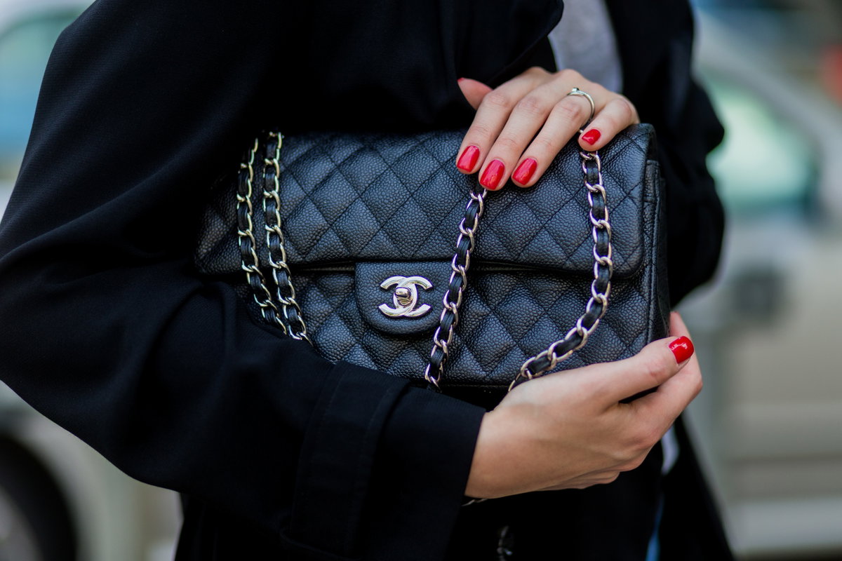 Frau trägt Chanel Handtasche Flap Bag