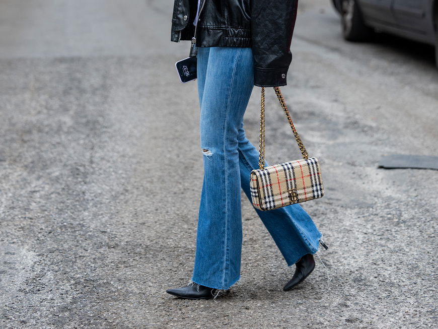 Eine Frau trägt eine blaue Jeans