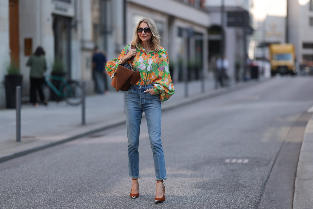 Frau mit blauer Jeans