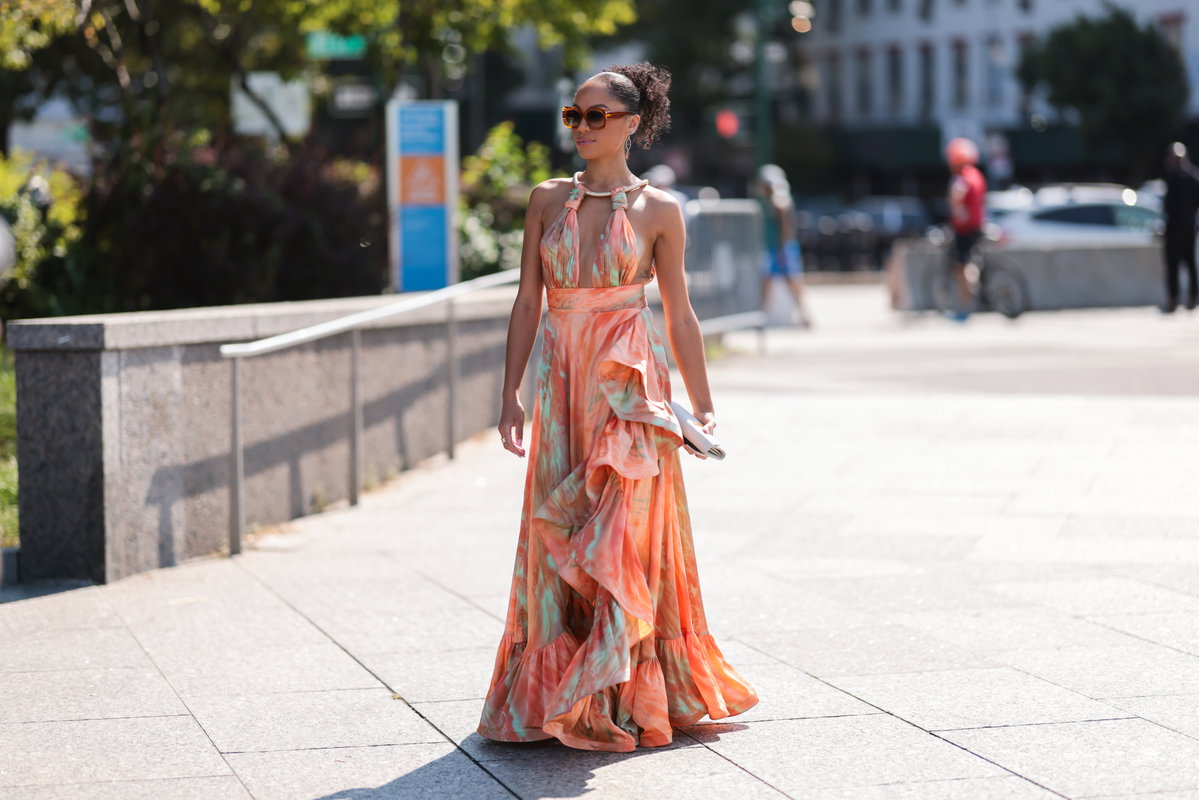 Frau in organgefarbenem Kleid