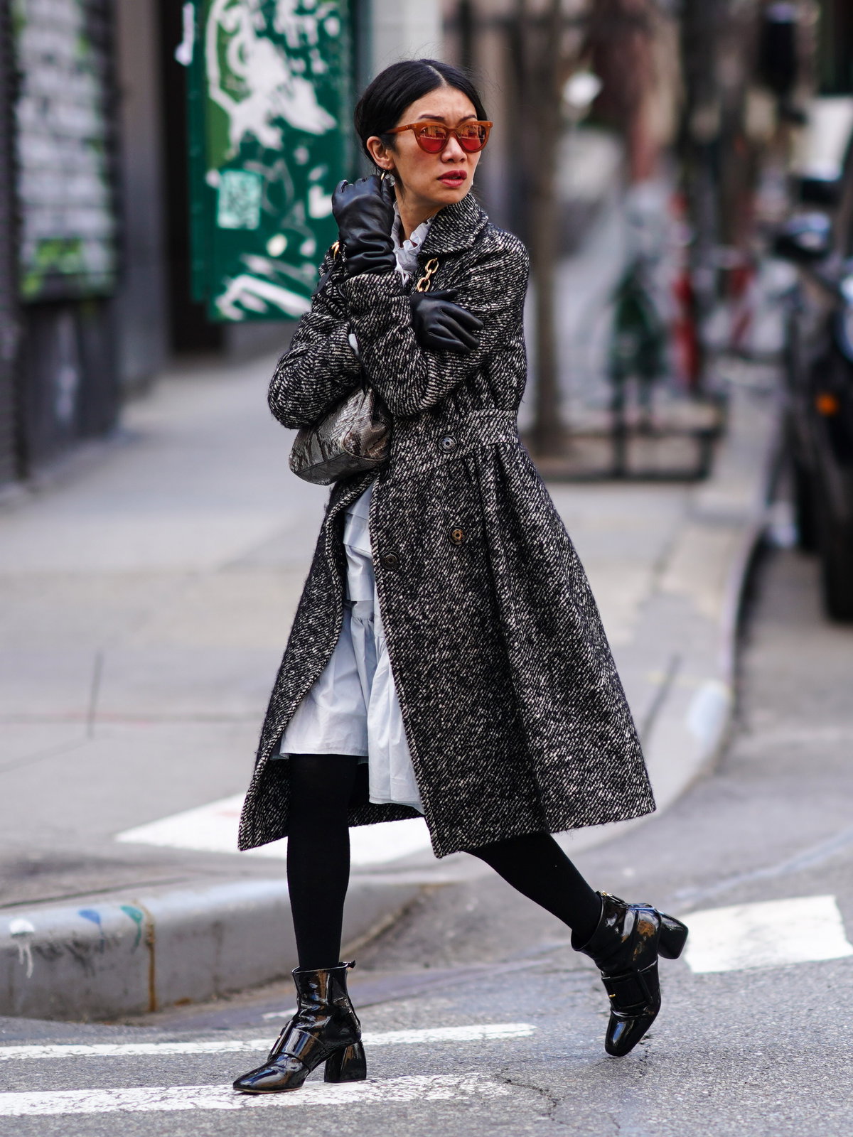 Frau mit Kleid, Leggings und Mantel