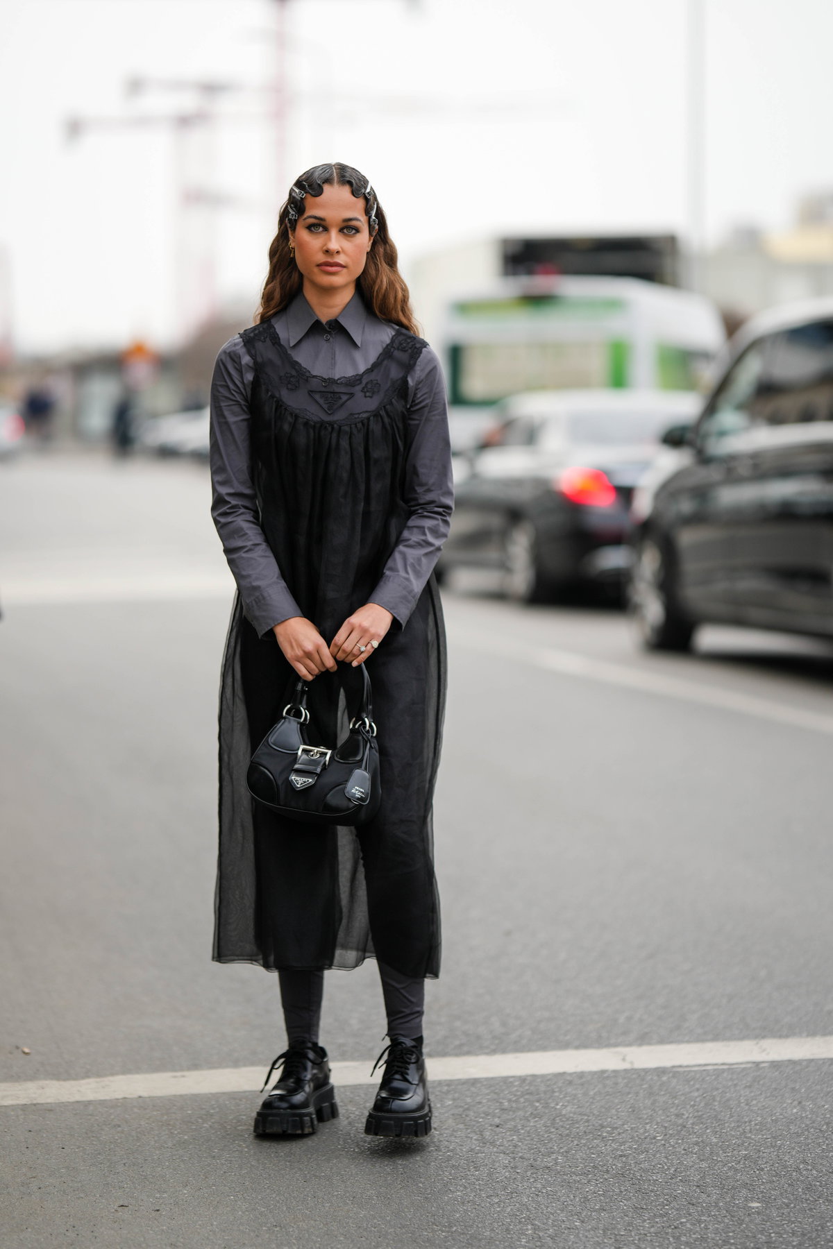 Frau mit Kleid und Leggings