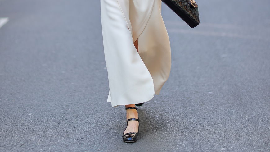 Statt Sandalen lieben im Sommer 2023 alle diesen angesagten Schuh-Trend