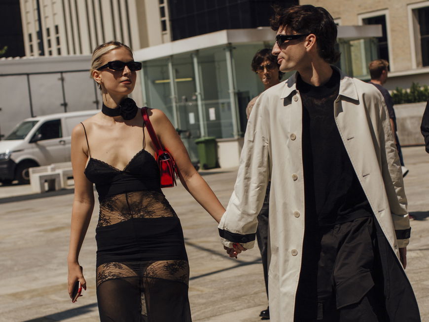 Paar hält Händchen Mailand Fashion Week