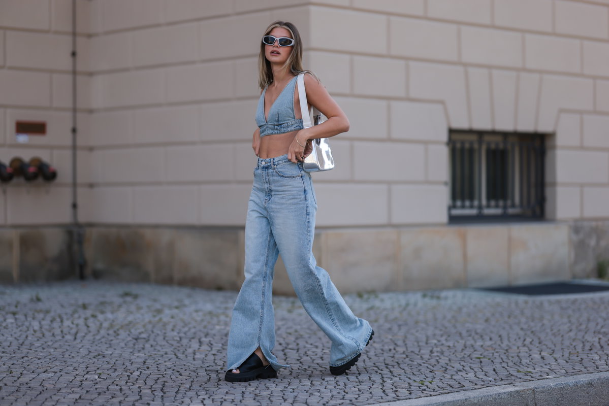 Frau in einer Jeans-Schlaghose