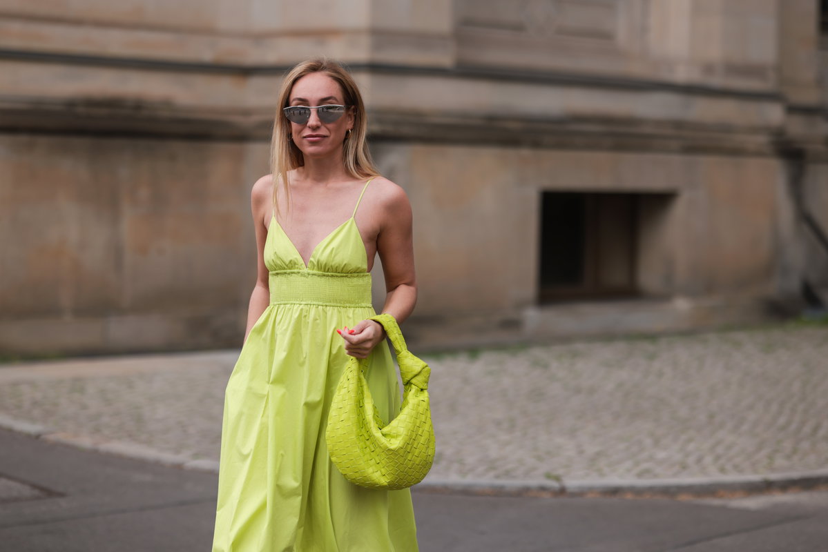 Frau in gelbem Kleid