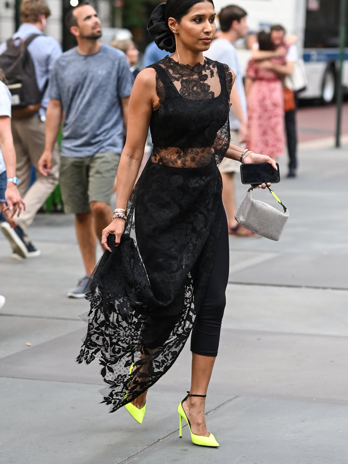 Frau mit Spitzenkleid und Leggings