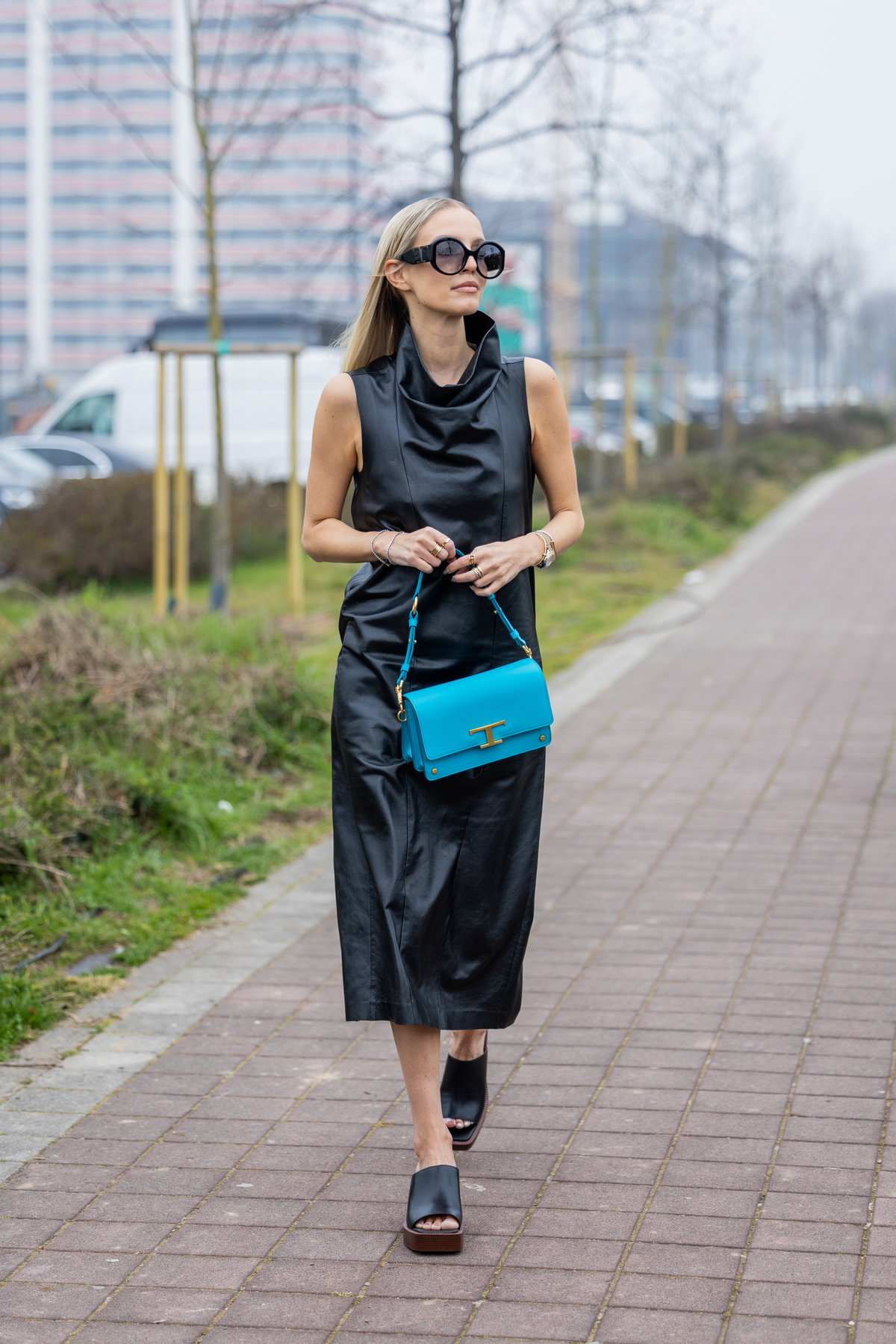 Leone Hanne trägt klobige Sandalen