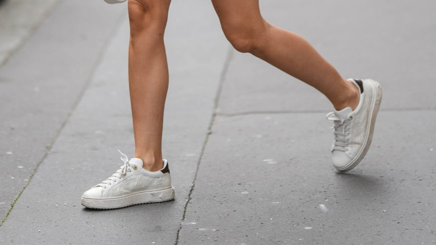Einen Tamaris-Sneaker tragen jetzt alle Frauen ab 50 am liebsten