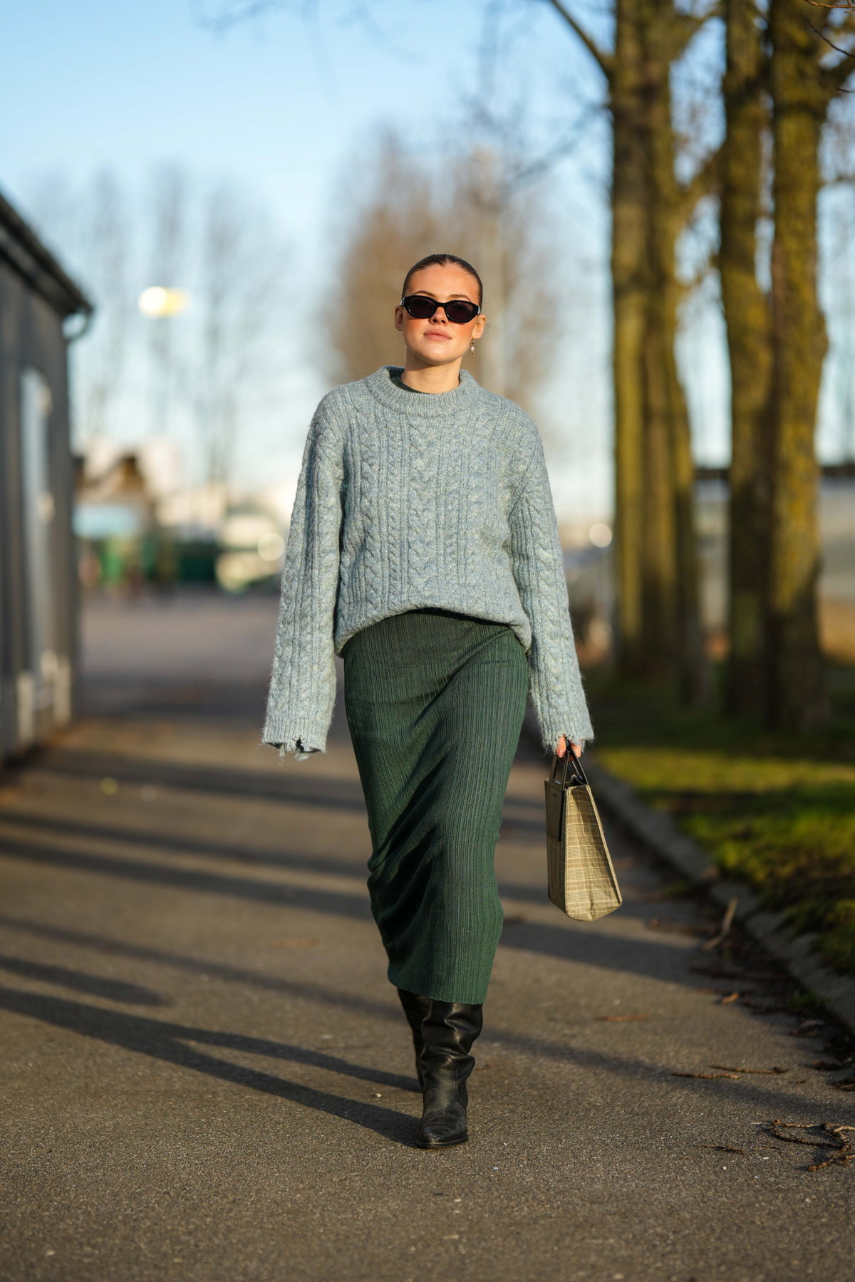 Frau mit Strickkleid und Strickpullover