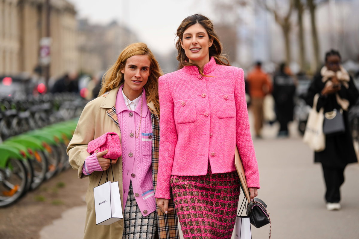 Zwei Frauen mit Shopping-Bags