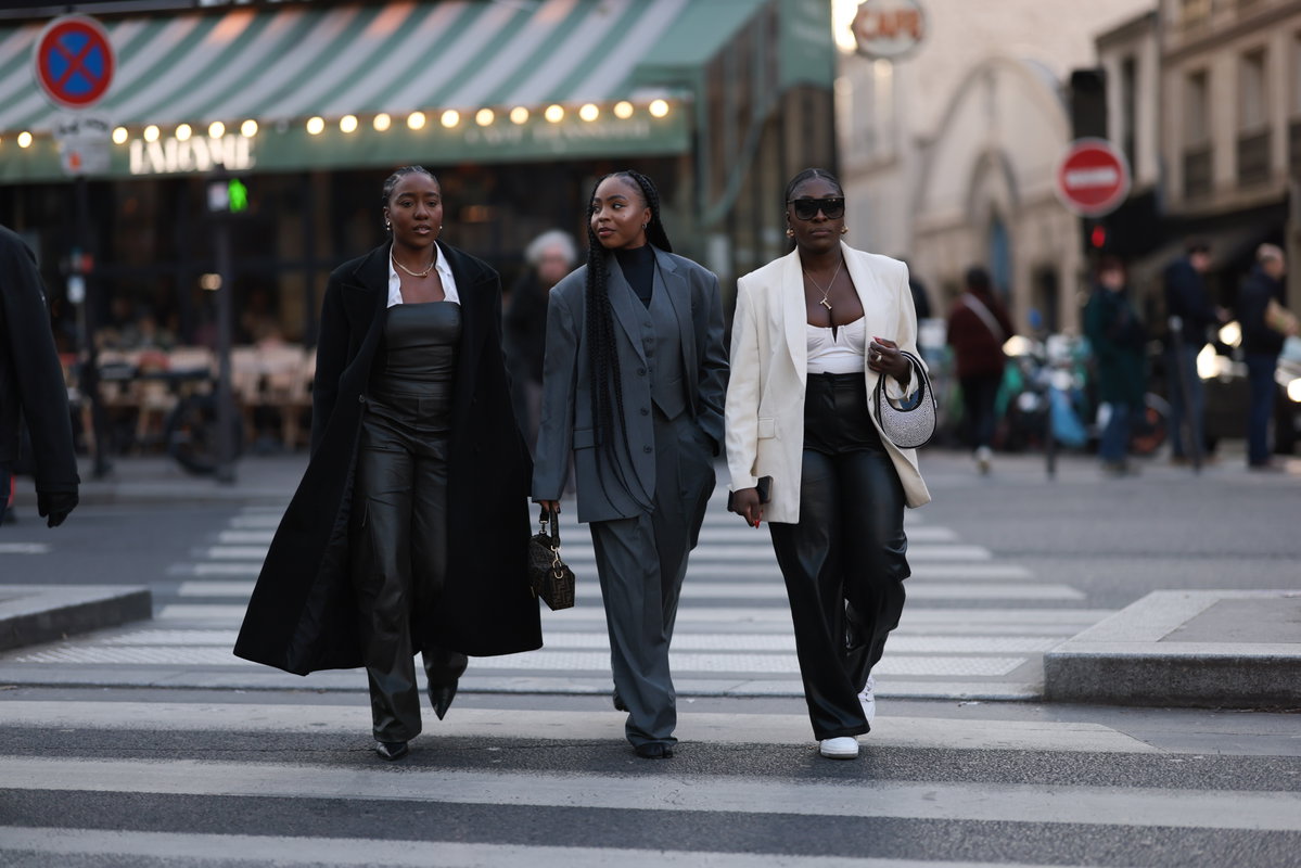Drei Frauen in schwarz-weißen Looks