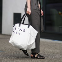 Diese Sandalen sind der überraschende Schuh-Trend des Sommers – dank Taylor Swift und Hailey Bieber