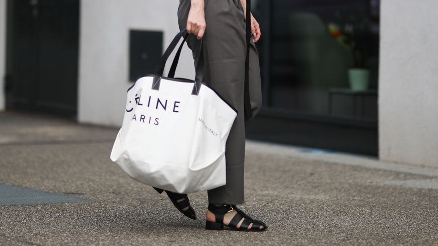 Diese Sandalen sind der überraschende Schuh-Trend des Sommers – dank Taylor Swift und Hailey Bieber