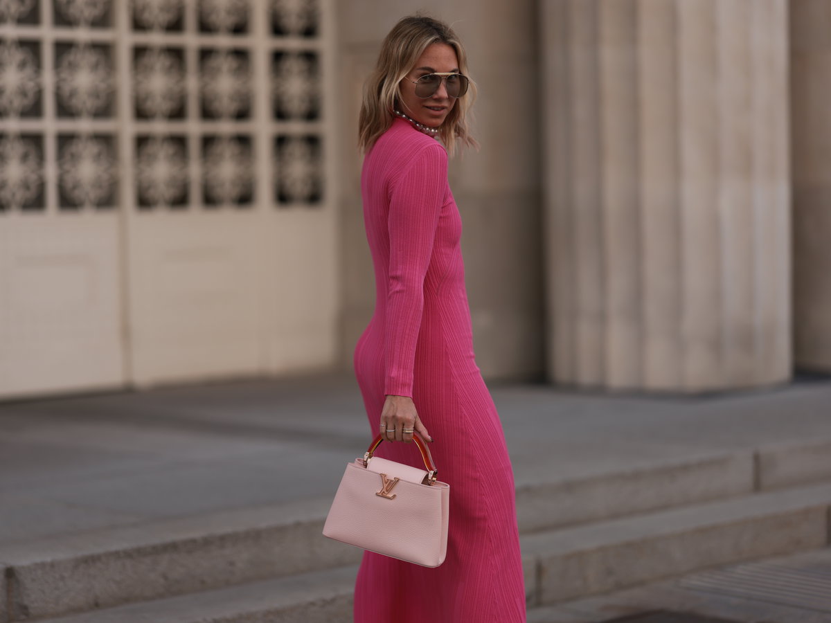 Frau trägt pinktes Kleid