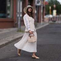 Stylische Berlinerinnen setzen auf ein luxuriöses Maxi-Kleid von COS