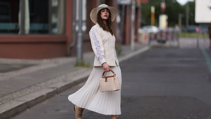 Stylische Berlinerinnen setzen auf ein luxuriöses Maxi-Kleid von COS