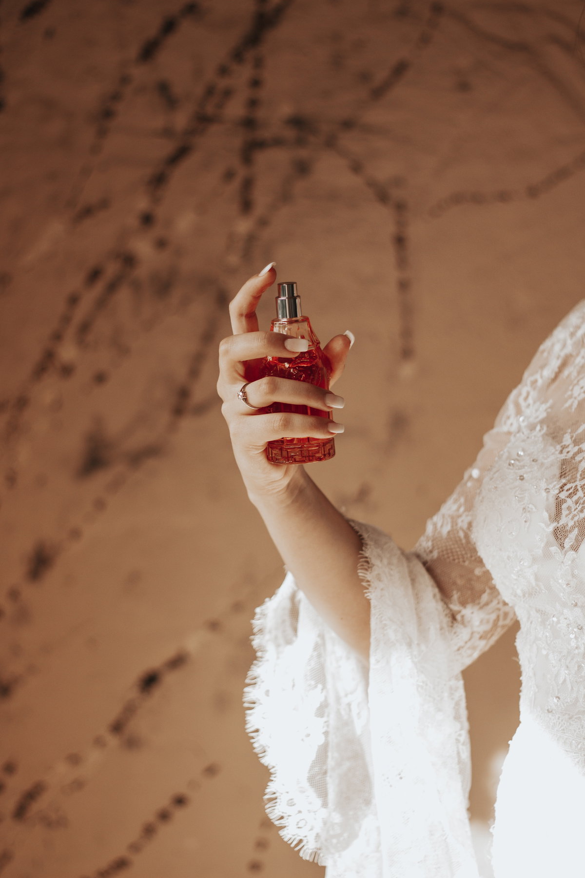 Person trägt Parfum auf