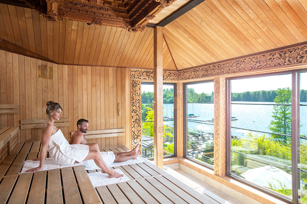 Wenn der Trubel der Hochzeitsplanung abfällt, gibt es kaum ein schöneres Geschenk als den Rückzug in eine völlig andere Welt. Ein Gutschein für das vabali Spa in Hamburg, Berlin oder Düsseldorf öffnet die Türen zu einem großen balinesischen Wellness-Resort, das Körper, Seele und Geist zur Ruhe kommen lässt. Zwischen authentischen Saunen, weitläufigen Pools und dem exklusiven Ambiente des zugehörigen Hotels findet das Paar die nötige Erholung nach dem großen Ja-Wort. Es ist die perfekte Einladung zum Abtauchen und Wohlfühlen in einem Resort, das Erholung auf höchstem Niveau definiert.