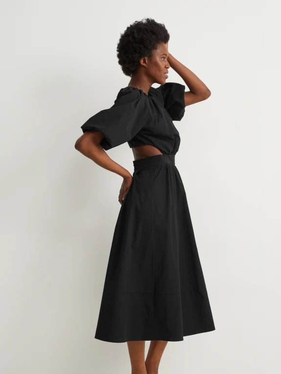 schwarzes Kleid mit Aussparungen