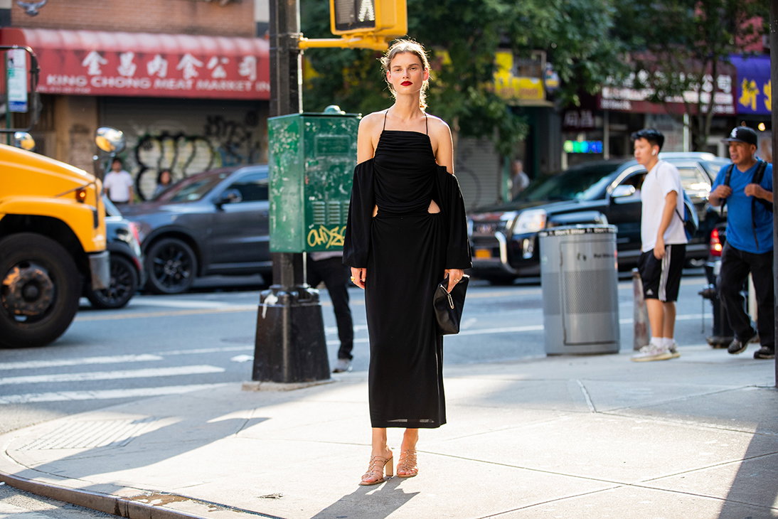 Frau in schwarzem Kleid mit Cut-Outs