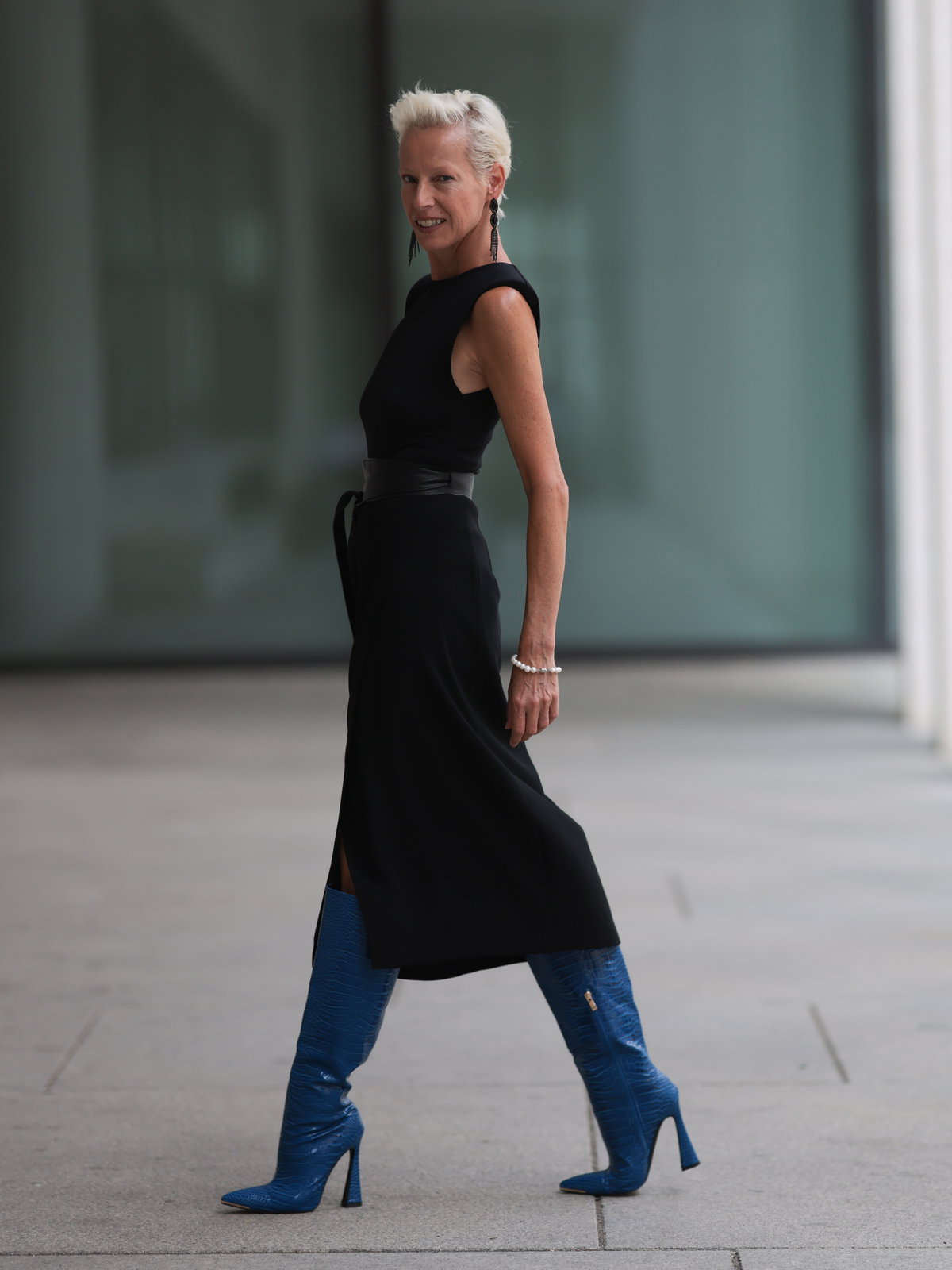 Frau mit blauen Stiefeln