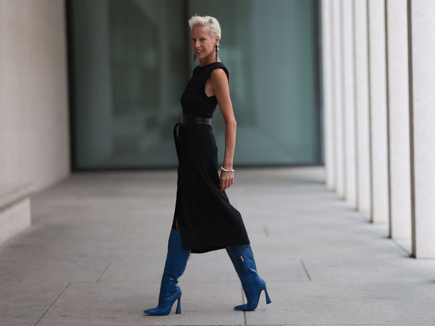 Frau mit blauen Stiefeln