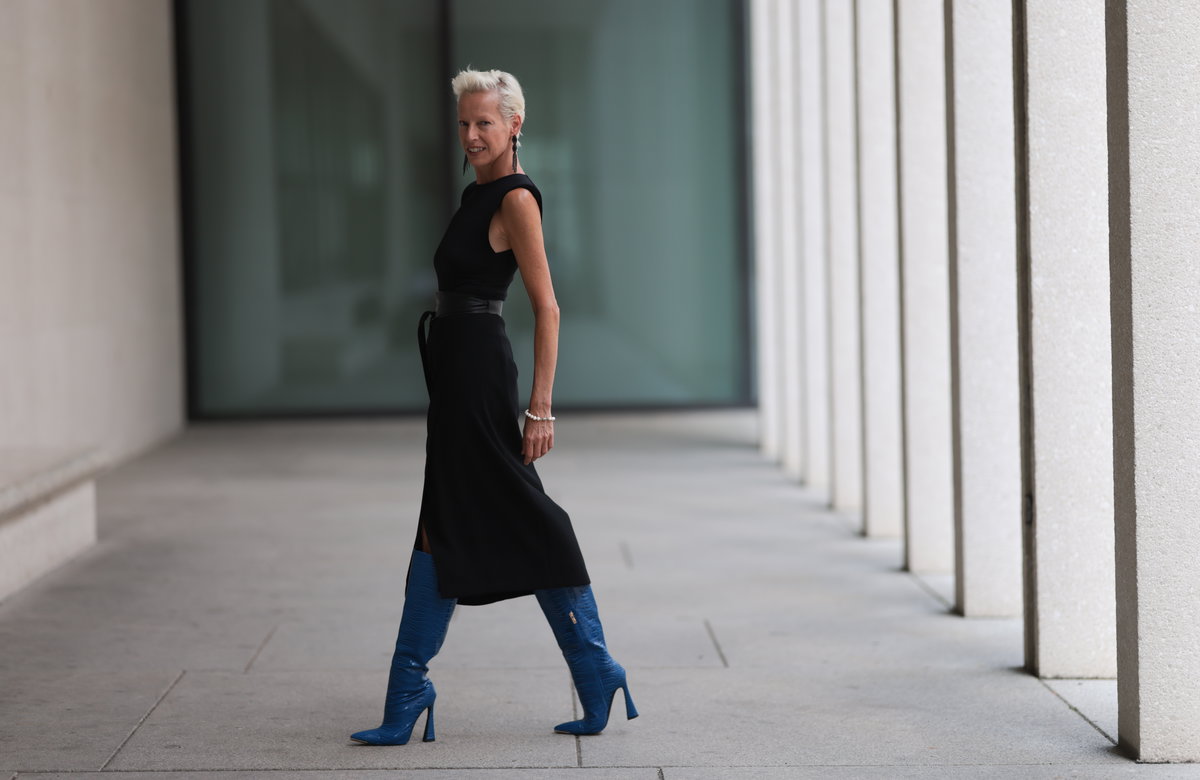 Frau mit blauen Stiefeln