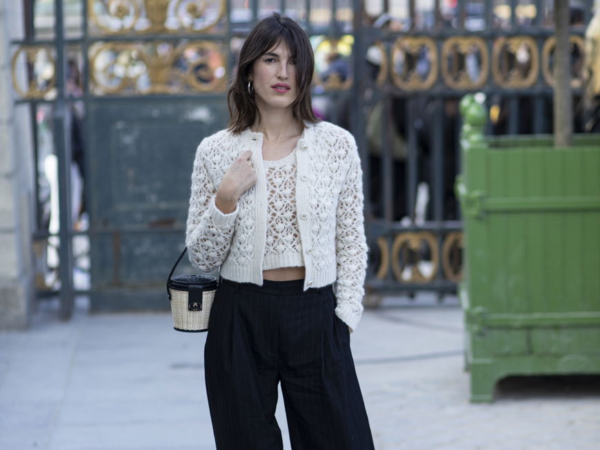 Jeanne Damas trägt einen Cardigan und eine schwarze Hose