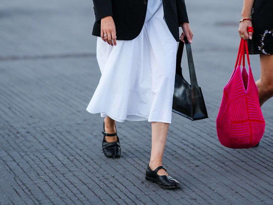 Eine Frau trägt schwarze Mary Janes