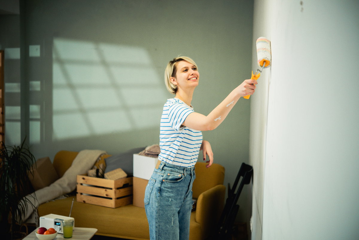 Frau streicht Wand